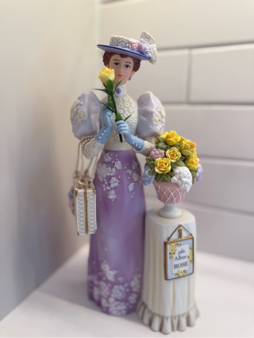 Vintage Avon Mrs. Albee Award Figurine – President’s Club 2001–2002